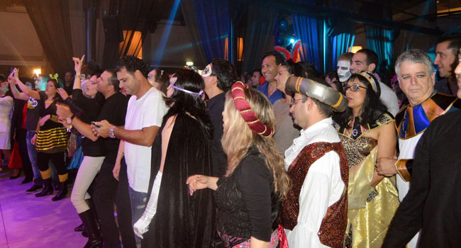 קהל החוגגים במסיבת הפורים של נט-אפ