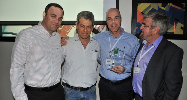 מימין: אלי מייזלס, בעלי קבוצת Intentia; רון אלקלעי, סמנכ"ל תפעול בבורדו דיגיטל פרינט; משה לוינסון, מנמ"ר בורדו דיגיטל פרינט; ועוזי יערי, מנכ"ל Intentia פתרונות מתקדמים