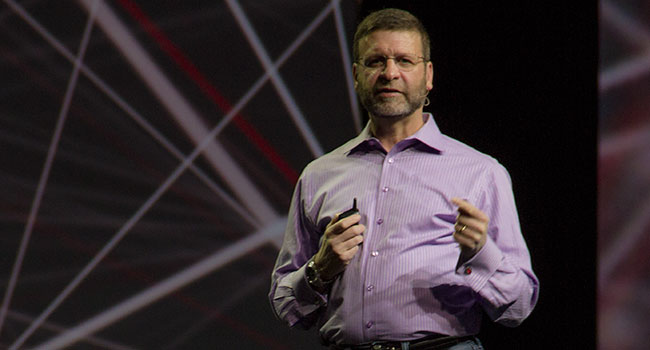 "הטכנולוגיה שכולנו לוקחים כמובן מאליו היום, לא היתה יכולה להגיע לאן שהיא הגיעה במודל התוכנה הקניינית". קורמייר על הבמה בוועידת רד-האט בסן פרנסיסקו. צילום: אור יעקב