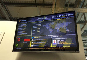 מסך טלוויזיה במרכז התגובה המציג את מצב האיומים הגלובלי בכל רגע נתון