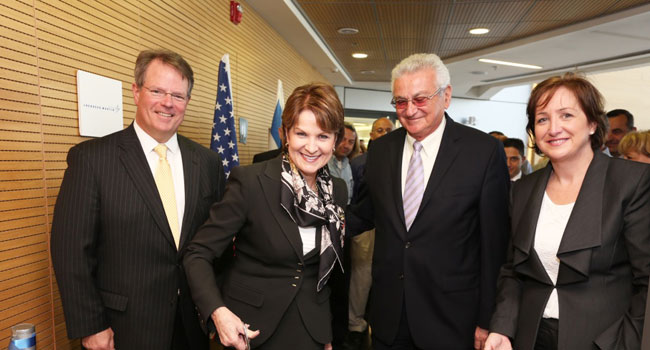 מימין: אן מולינס, סגנית נשיא לפתרונות גלובליים בלוקהיד מרטין; יהושע (שיקי) שני, מנכ"ל לוקהיד מרטין ישראל; מרילין יוסון, יו"ר ומנכ"לית לוקהיד מרטין; ופט דיואר, נשיא לוקהיד מרטין אינטרנשיונל