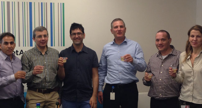 מימין: עדית שרויטמן, מנמ"רית החברה המרכזית למשקאות; מוטי לנדס, מנהל התשתיות בחברה המרכזית למשקאות; שלומי פרייס, מנכ"ל נט-אפ ישראל; חיים מרקו, מנהל הפרויקט בנט-אפ ; דורון אטיאס, מנהל צוות System בחברה המרכזית למשקאות; ובועז זקן, מנהל איזורי בנט-אפ