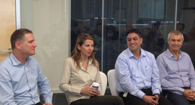 מימין: לביא גור מנהל שירותי יעוץ PS בנט-אפ; אלון מגן, מנהל מכירות בחברת בנט-אפ; עדית שרויטמן, מנמ"רית החברה המרכזית למשקאות; ושלומי פרייס, מנכ"ל נט-אפ ישראל;