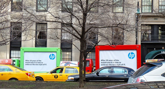 בעוד באולם ספונים כ-500 משתתפי אירוע יובל ה-50 למיינפריים, בחוץ, מול הכניסה לאולם בשדרת פארק, החנתה HP המתחרה הגדולה (רק לפי היקף העסקים) שתי משאיות שנשאו הסיסמה "לאחר 50 שנות מיינפריים, הגיעה העת לאמץ סגנון חדש של IT". אילו כותבי הסיסמה היו מאזינים היו מגלים מהו הסגנון החדש, בעוד הם עצמם לא מגלים מה HP עצמה מציעה. כמה יבמרים נעלבו ואמרו "לא יאה". ולא ידעו שיבמ עצמה הציבה משאיות דומות בסן פרנסיסקו לפני כשנה, מול אולם הכנסים של כנס RE:INVENT השנתי של מפתחיה של אמזון על פלטפורמת AWS, כחלק ממלחמתה של יבמ במובילה העולמית בענק, במיחשוב ענן.