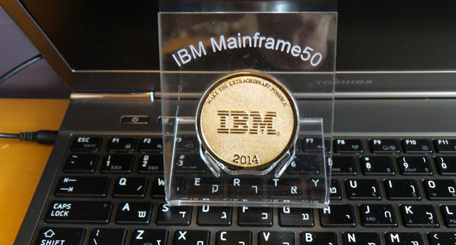 זו הGive away המתנה הצנועה ביותר (המטבע) שיבמ העניקה למשתתפי אירוע היובל של 50 שנה למיינפריים. המזכרת שתישמר לעד, מונחת על PC נייד, הפלטפורמה הבאה שיבמ פיתחה, אך העבירה אותה הלאה לחברת לנובו, כי בהיותה פלטפורמה פתוחה, לא הצליחה להניב לה שולי רווח הולמים. גם את זה זו חוכמה לדעת ואומץ לעשות, אך פרט ליבמ, כל האחרות נצמדות למה שיש להן.