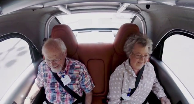 אני והסבתא ישבנו בצוותא - ולא היינו צריכים לנהוג. מתוך הסרטון