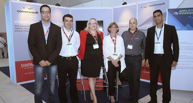 הצוות של קומוולט. מימין: שי נוני, מנכ"ל קומוולט ישראל; אנדרו לורנס, מומחה פריסייל, EMEA, קומוולט; דליה שוורץ, מנהלת שיווק, קומוולט ישראל; סמנתה קיטינג, מנהלת שיווק אזורית, קומוולט; מרטין גיבונס, מנהל שותפים עסקיים, EMEA, קומוולט; יוסי אשכנזי, מהנדס מערכות, קומוולט