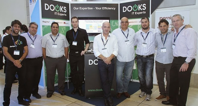 מימין: אריק לב, סמנכ"ל מכירות, MagicFlex Software; יניב סלע, מנהל תפעול, Dooks; יהודה שטרנברג, מהנדס פתרונות, Dooks; יעקוב גילה, סמנכ"ל שירות, MagicFlex Software; גיא עידו, סמנכ"ל שיווק ומכירות, Dooks; גיא שלף, מהנדס פתרונות, Dooks; שלום רמדי, מנכ"ל ובעלים, Dooks; איגור קצ'ורינר, CTO ובעלים, Dooks; מתן ליברמן, סמנכ"ל פיתוח, Dooks