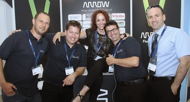 הצוות של Arrow ECS. מימין: ערן שחם, מנהל הדרכה; דודי גולן, מנהל מוצר VMware; סיגל אליאס, מנהלת השיווק; ליאור בנימין, מנהל מוצר VEEAM; אבי ברק, מנהל מוצר ג'וניפר