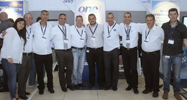 הצוות של One1 מערכות. מימין: עוזי סנדל, מנהל מוצר לנובו; חנן זהבי, מנהל מכירות; דותן פלדמן, מנהל מוצר HP; שמחה פוסטובסקי, מנהלת מוצר יבמ; חן אזולאי, מנהל שיווק ומכירות; אבי דרלינגר, מנהל מכירות אזור צפון; שלום דיין, סמנכ"ל; יוסי מור, פריסייל; גיל שלומי, פריסייל; לילן ולרו, מתאמת מחלקת מכירות