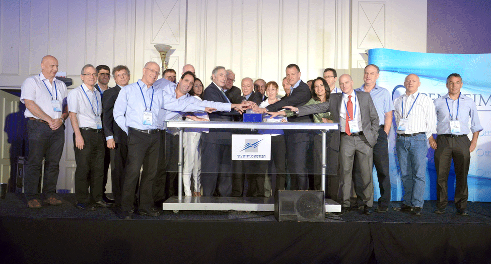 בתמונה: ח"כ אראל מרגלית; סנדי פרושר, נשיא נאסדא"ק; אמנון נויבך, יו"ר הבורסה; יוסי ביינארט, מנכ"ל הבורסה; רובי גולדנברג, סמנכ"ל בכיר ומנהל מחלקת המסחר בבורסה; אביבית מנה קליל והראל גילון, מנכ"לים משותפים באופנהיימר ישראל; ומנהלי החברות הנכללות במדד. צילום: יח"צ