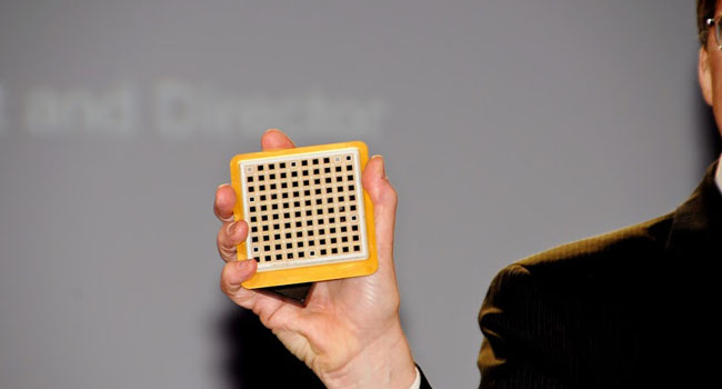 וידוי קל של ד"ר קלי. כשסיים לימודיו התראיין גם למפעל יבמ בפוקפיסי, שלא נראה לא מקום מדליק. כשראה את הפרוסה הזו של מעבדים, כה גדולה כפי שלא ראה מימיו, החליט שזה המקום עבורו. זה היה בשנת 1980 וזו הפרוסה