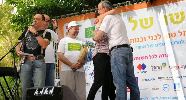 הפתעה ללייזי - זר פרחים וברכה מרגשת ממתנדבי גשר של אור. לייזי; איריס גרשטיין, מטריקס, מתנדבת ותיקה; רונן זרצקי; איתמר גוטהרץ, הנמר