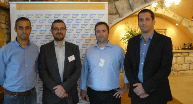 עופר מילבסקי, סמנכ"ל התפעול בסאפ ישראל; תומר שטיינברג, מהנדס פריסייל לתחום ה-BI בסאפ ישראל; ד"ר לוראן טסייה, מומחה חיזוי אנליטי וחלק מצוות הפריסייל העולמי של סאפ ל-Predictive Analytics; ושמוליק סיטון, מנהל תחום הבינה העסקית והטכנולוגיות בסאפ ישראל