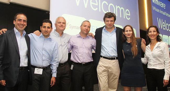 מימין: אפרת בן הרוש, מנהלת שותפים עסקיים, VMware ישראל; קרני מהרשק, מנהלת שיווק אזורית בכירה, אגן הים התיכון, VMware; הרווה רנו, מנהל בכיר של ערוץ השותפים והעסקים הכלליים באזור דרום EMEA, VMware מנהל השותפים העסקיים ב-VMware לאזור אגן הים התיכון; רענן ביבר, מנכ"ל VMware ישראל; אופיר זמיר, מנהל טכנולוגי אזורי בכיר, אגן הים התיכון, VMware; בנג'מין קולר, דירקטור שיווק בכיר של ערוץ השותפים וה-SMB באזור EMEA, VMware