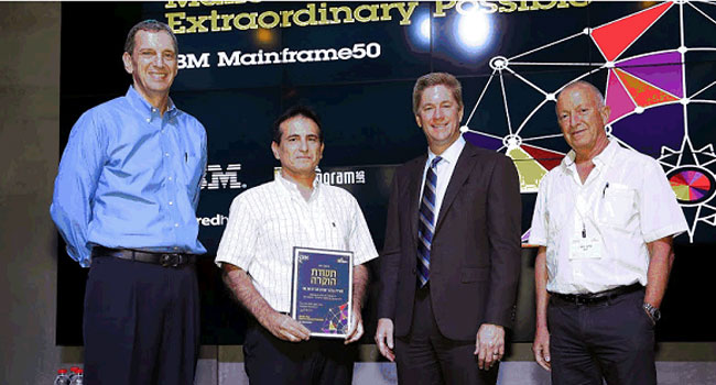 מימין: בובי רובין, מנהל קבוצת System Z, יבמ ישראל; מייק דזנס, סגן נשיא ומנהל קו העסקים System Z, יבמ העולמית; רמי כהן, אל על; וריק קפלן, מנכ"ל יבמ ישראל