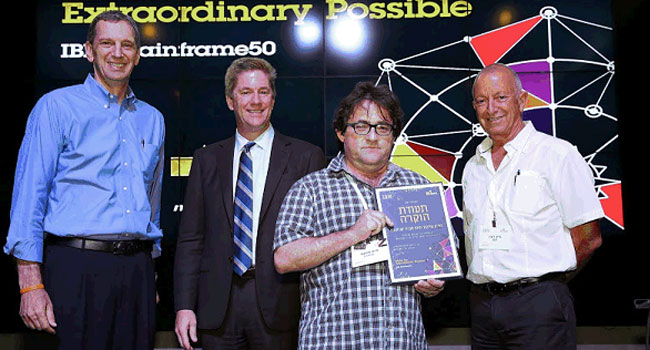 מימין: בובי רובין, מנהל קבוצת System Z, יבמ ישראל; ז'יז'י אשכנזי, CTO בנק הפועלים; מייק דזנס, סגן נשיא ומנהל קו העסקים System Z, יבמ העולמית; וריק קפלן, מנכ"ל יבמ ישראל. התעודה ניתנה ליחידת המחשב המרכזי zOSCP בבנק הפועלים, בניהולו של מגן מרגלית, והוענקה באירוע לאשכנזי