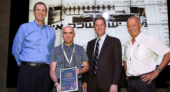 מימין: בובי רובין, מנהל קבוצת System Z, יבמ ישראל; מייק דזנס, סגן נשיא ומנהל קו העסקים System Z, יבמ העולמית; אשר עצמוני, בנק לאומי; וריק קפלן, מנכ"ל יבמ ישראל