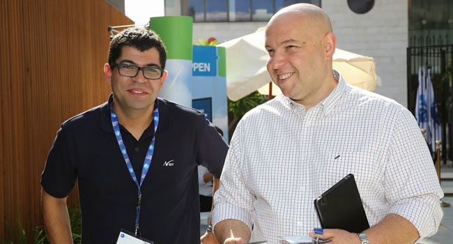 מימין: אלון שוורץ, מנהל תחום טכנולוגיות אינטרנט, מובייל ומדיה חברתית ב-Yes, עם רן כהן, מנהל מוצר ב-NessPRO 