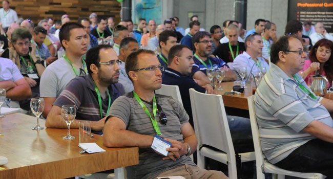 הקהל צופה באירוע בעניין