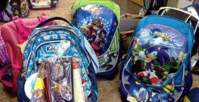 שלום כיתה א'. הילקוטים שמטריקס חילקה לילדים משכונת דורה בנתניה