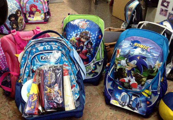 שלום כיתה א'. הילקוטים שמטריקס חילקה לילדים משכונת דורה בנתניה