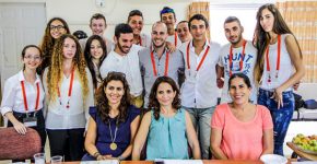 יושבות (מימין): יעל פרדקין-מוצפי, סמנכ"לית משאבי האנוש של מטריקס; שירה רז-מייזנר, מנהלת השיווק של מטריקס; ואבישג אלבז, מנהלת משאבי האנוש של מטריקס. עומדים: כל חברי צוות מטריקס במחנה הקיץ של מנהיגות עסקית צעירה, מבית המי"ל