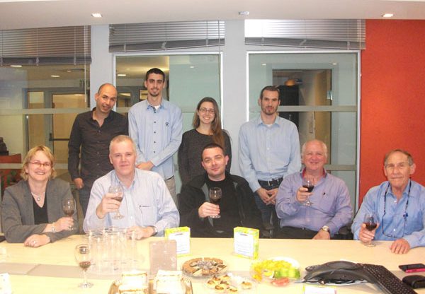 בתמונה (מימין לשמאל) יושבים: שוקי פרייס, ציקו חפץ, תמיר פלדמן, יריב יפרח ומירב ורד. עומדים: זיו גוטרמן, נעם אבן, לירן קלדרון ויובל צאיג