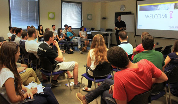 מור סגמון, מנהל קשרי אקדמיה במעבדת סאפ בישראל, פותח את קורס Techkiz