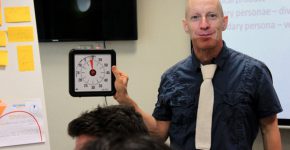 אביתר שפריר מנהל את סדנת Design Thinking