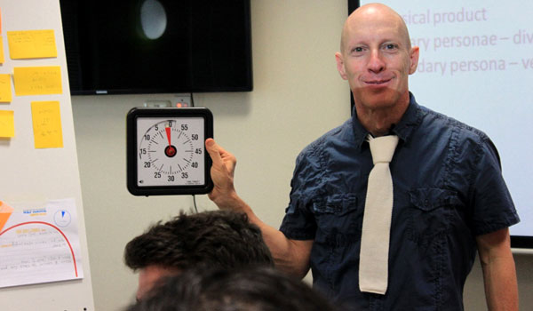 אביתר שפריר מנהל את סדנת Design Thinking