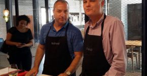 מימין: רענן ביבר, מנכ"לVMware ישראל, וחנן אלטיף, מנהל שותפים באגן הים התיכון