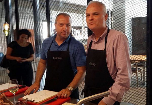 מימין: רענן ביבר, מנכ"לVMware ישראל, וחנן אלטיף, מנהל שותפים באגן הים התיכון