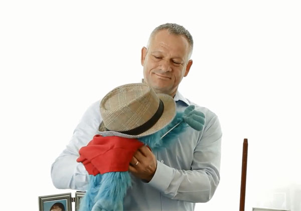 אריה רימיני, מנכ"ל טלדור, והבובה. מתוך הסרטון