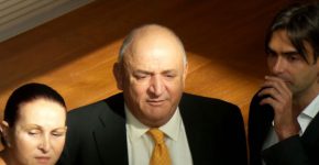 במרכז: יצחק תשובה, יחד עם אשתו ובנו