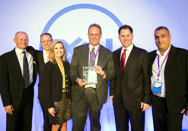 מימין: ליאור גולן סמנכ"ל מכירות ותפעול בקבוצת יעל; מייקל דל, מנכ"ל דל; נתי אברהמי, מנכ"ל קבוצת יעל, ולצידם בכירים נוספים בדל העולמית