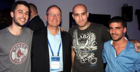 תמונה קבוצתית של הזוכים בתחרות הסייבר, קבוצת ישראלייט, עם אחד מבכירי תחום הסייבר בעולם. מימין: נמרוד לוי, תומר זית, קית' אלכסנדר, לשעבר ראש ה-NSA; ונפתלי רוזנבאום