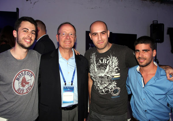 תמונה קבוצתית של הזוכים בתחרות הסייבר, קבוצת ישראלייט, עם אחד מבכירי תחום הסייבר בעולם. מימין: נמרוד לוי, תומר זית, קית' אלכסנדר, לשעבר ראש ה-NSA; ונפתלי רוזנבאום