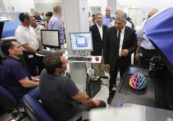 שר האוצר, יאיר לפיד, במפעל סטרטסיס. צילום: אורי שדה