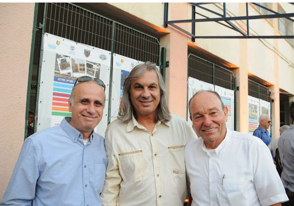 מימין: גיל וייזר, יו"ר BGN Technologies, מוותיקי מקימי קהילת ההיי-טק בישראל, בין היתר כמנכ"ל דיגיטל ההיסטורית ו-HP ישראל; מכס סיון, מנהל שבח מופת, התיכון הישראלי להיי-טק ומדעים; ויוסי בן חיים, יו"ר ועד ההורים של שבח מופת