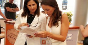 הצצה אחרונה ברשימת ההכנות, שניות לפני הגעת המוזמנים: שירה רותם, מנהלת אירועים, ועדית יערון, מנהלת יחידת שיווק ודוברות