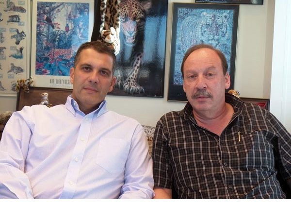 אורחים במאורת הנמר. מימין: רענן סיטון, מנהל השיווק והמכירות של HDS ישראל, ואלי משה, המנכ"ל החדש של החברה