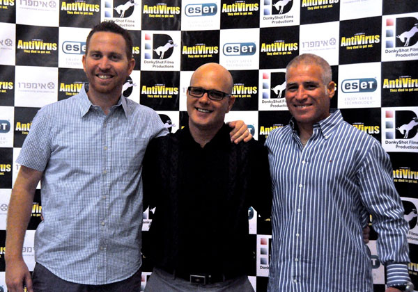מימין: רונן מואס, בעלים שותף של eset ישראל, יחד עם בימאי הסרט, אלון נוימן, ומנכ"ל eset ישראל, גיל נוילנדר