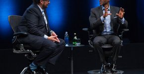 טוני פרופט – סגן נשיא בכיר במיקרוסופט ומנהל השיווק של חלונות (מימין), על הבמה עם מארק בניוף – יו"ר ומנכ"ל Salesforce.com, ב-Dreamforce 2014