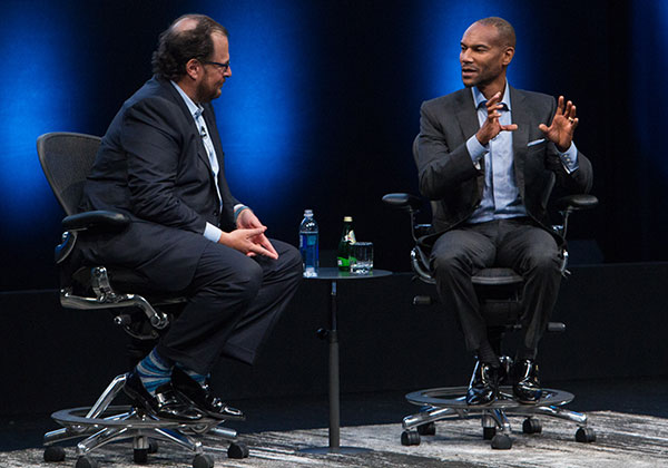 טוני פרופט – סגן נשיא בכיר במיקרוסופט ומנהל השיווק של חלונות (מימין), על הבמה עם מארק בניוף – יו"ר ומנכ"ל Salesforce.com, ב-Dreamforce 2014