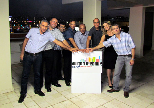 מימין: אלי ויימן, מנהל חטיבת השיווק והמכירות של החברה לאוטומציה; מיכל ברק, מנכ"לית קומפלוט; גידי חלמיש, מנהל חטיבת הטכנולוגיות; אלי אחי-מרדכי, מנכ"ל החברה לאוטומציה; יוסי סולטן, מנהל חטיבת שירות הלקוחות; דודי אליהו, מנהל חטיבת הכספים; בועז שלו, מנהל חטיבת השכר ומשאבי האנוש; ויורם אסולין, מנהל חטיבת התשתיות. צילום: יח"צ