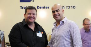 רמי מנחם - סמנכ"ל מכירות SME ומנהל השותפים העסקיים ב-SAP ישראל לוחץ יד ל- אדיר אורן, מנכ"ל BICS ישראל