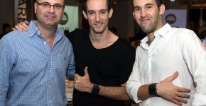 מימין: אריאל צור, סמנכ"ל שיווק ופיתוח עסקי ברונלייט דיגיטל, עברי לידר וגיא דה פיצ'וטו, מנכ"ל החברה