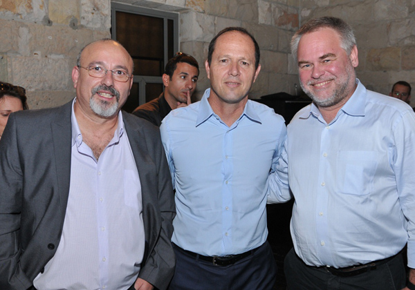 מימין: יוג'ין קספרסקי, מנכ"ל ומייסד מעבדות קספרסקי, ניר ברקת, ראש עיריית ירושלים, נועם פרוימוביץ', מנכ"ל קספרסקי ישראל. קרדיט צלם: דוד סבג