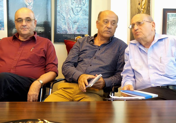 מימין: ד"ר נחמן אורון, יו"ר ועדת התכנים של הכנס ויועץ מחשוב בכיר למגזר הממשלתי; יעקב נבות, לשעבר מנמ"ר שוה"ם; ויהודה אופיר, מנהל חטיבת משילות ובקרה בממשלה. השתתף בישיבה אבל לא היה במאורת הנמר: ויקטור אררה, לשעבר מנמ"ר עיריית תל אביב-יפו, וכיום יועץ בכיר למחשוב בתחבורה הציבורית ויו"ר מסלול התחבורה בכנס eGov. לא הגיעה והתנצלה: קרן קציר-שטיבל, מנהלת שיווק ויחסי ציבור בממשל זמין